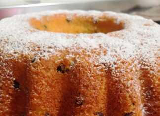 Το αφράτο Κέικ Στρατσιατέλα πασπαλισμένο με άχνη ζάχαρη