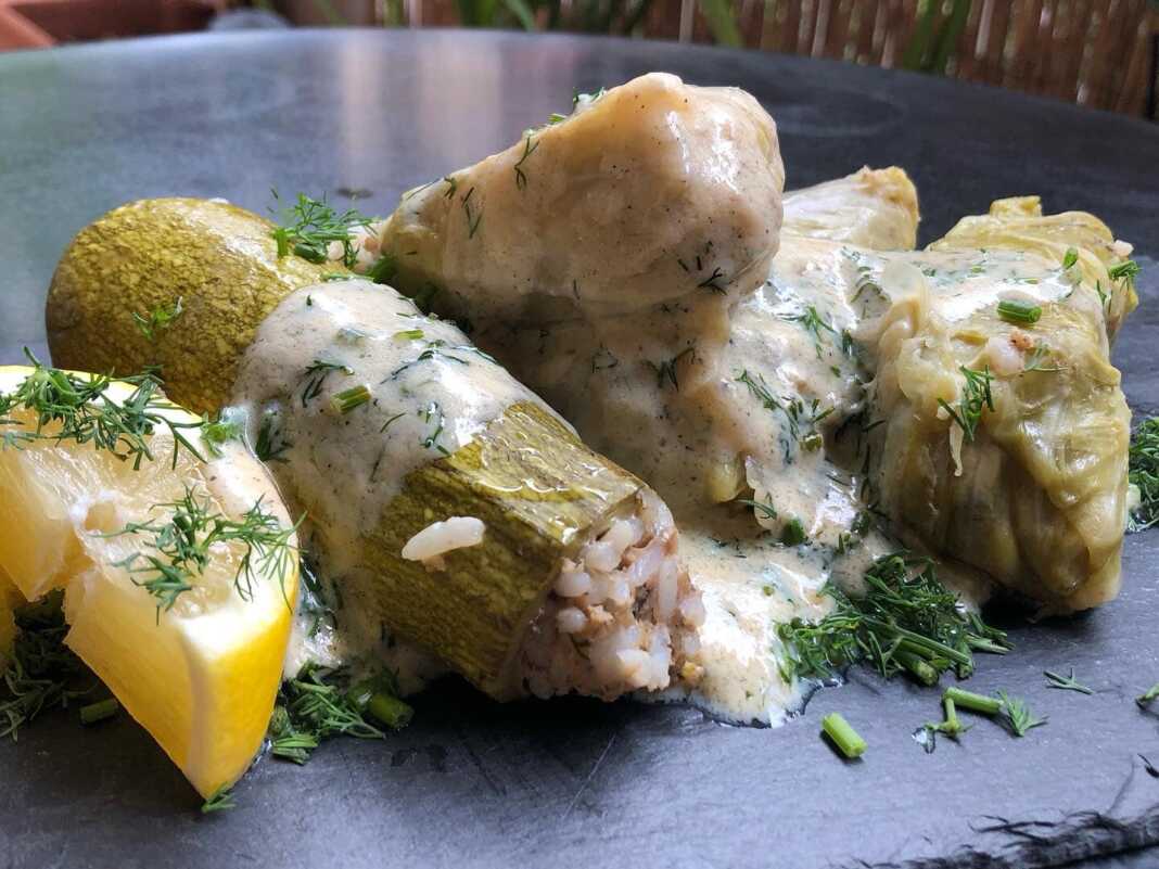 Γεμιστά κολοκυθάκια & ντολμάδες με σάλτσα αυγολέμονο και άνηθο