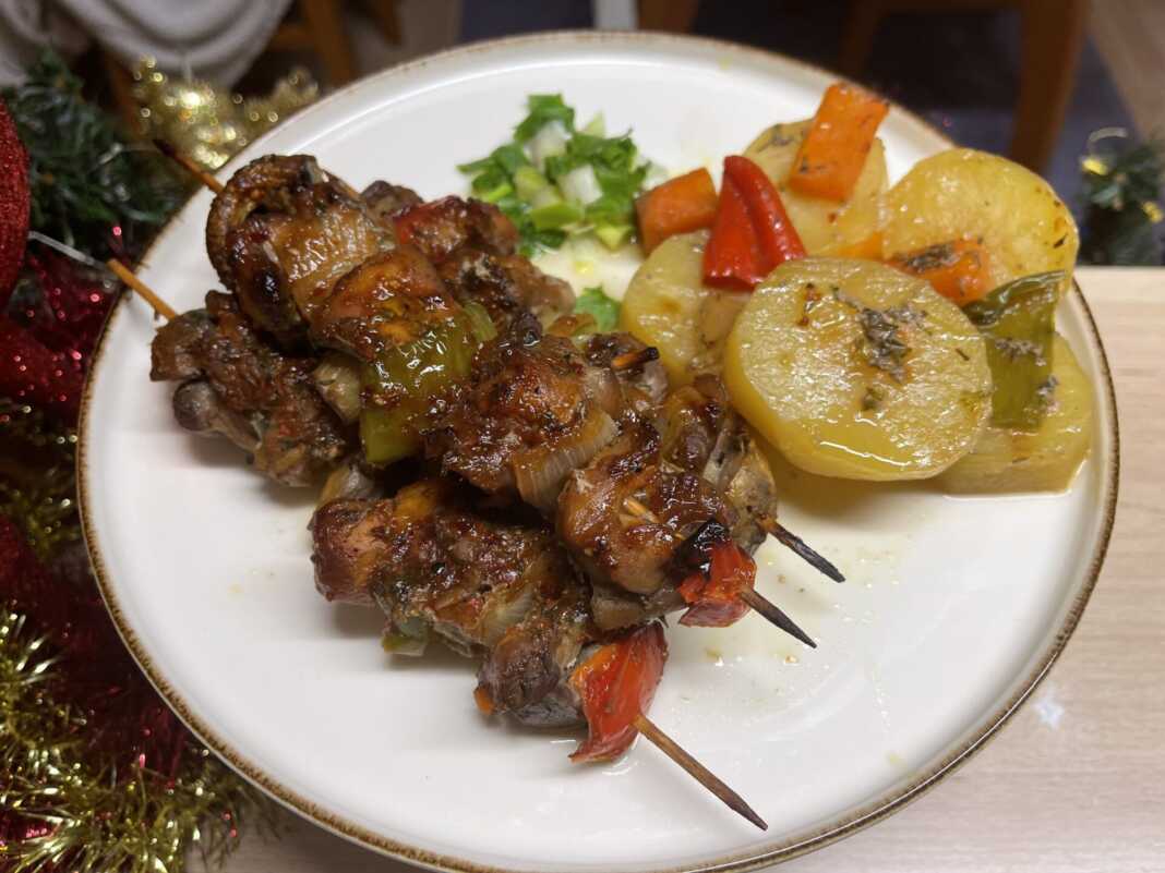 Καλαμάκια κοτόπουλο με λαχανικά και πατάτες στο φούρνο