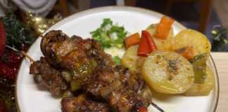 Καλαμάκια κοτόπουλο με λαχανικά και πατάτες στο φούρνο