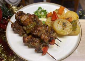 Καλαμάκια κοτόπουλο με λαχανικά και πατάτες στο φούρνο