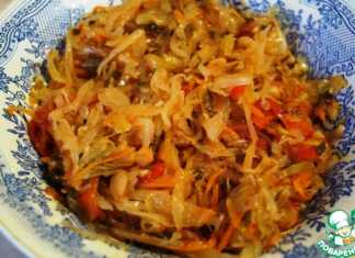 Καλομαγειρεμένο λάχανο με καρότο και σάλτσα ντομάτας μέσα σε μια βαθιά κατσαρόλα που αχνίζει