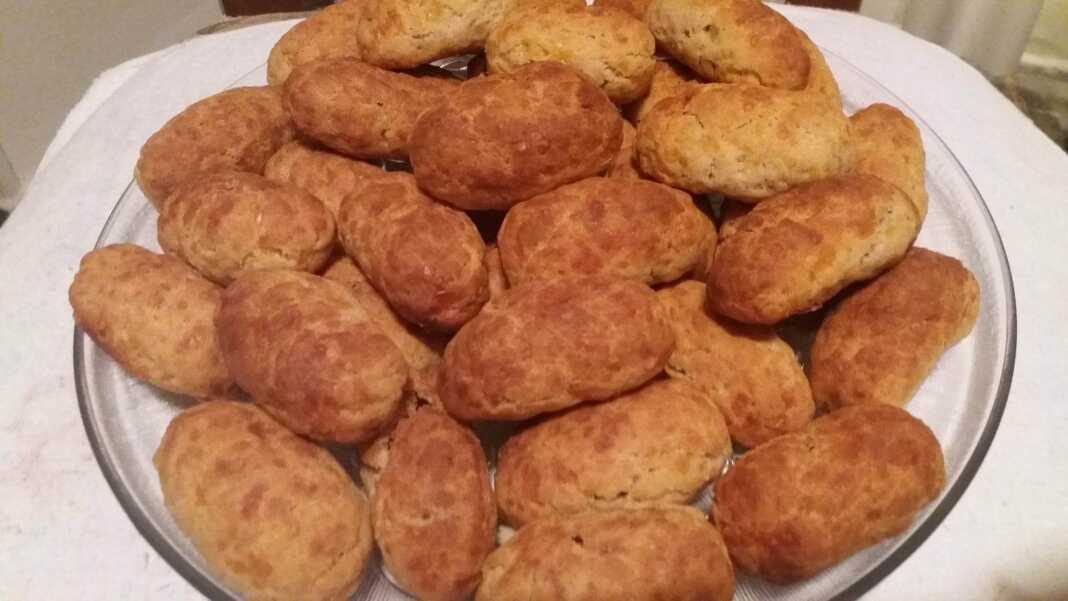 Λουκανοπιτακια σε ζύμη κουρού