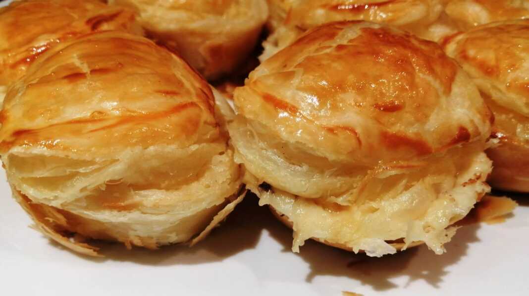 Μάφιν σφολιάτας γεμιστά με κοτόπουλο και μπεσαμέλ.