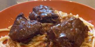 κοκκινιστή προβατίνα με μακαρόνια