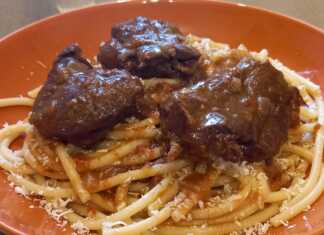 κοκκινιστή προβατίνα με μακαρόνια