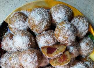 Σιροπιασμένα μεθυσμένα μπουκίτσες πασπαλισμένα με λευκό ινδοκάρυδο και γεμισμένα με λουκούμι τριαντάφυλλο μέσα σε πιατέλα