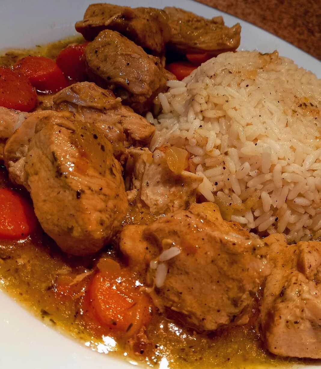 Ένα πιάτο με χοιρινό λεμονάτο με ρύζι, με πλούσια σάλτσα