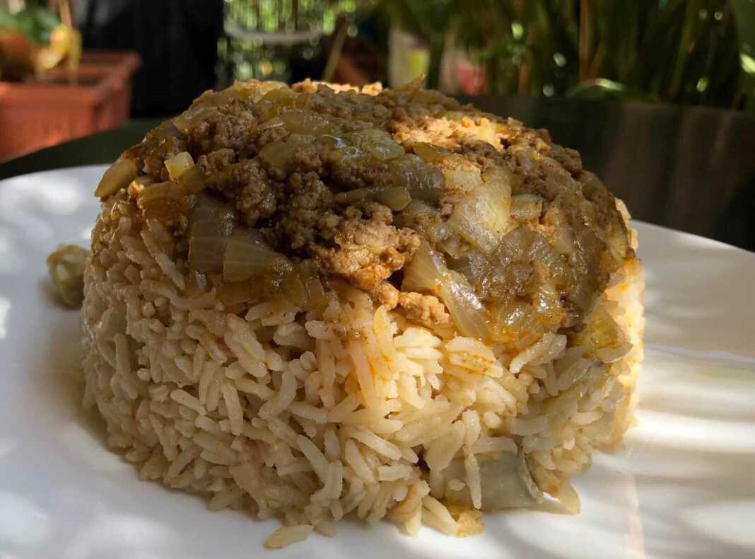 pilafiKimasSaltsa Πιλάφι με πατάτες αγκινάρα, με κιμά και σάλτσα τυριού.