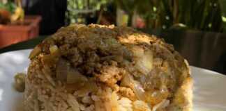 Πιλάφι με πατάτες αγκινάρα, με κιμά και σάλτσα τυριού.