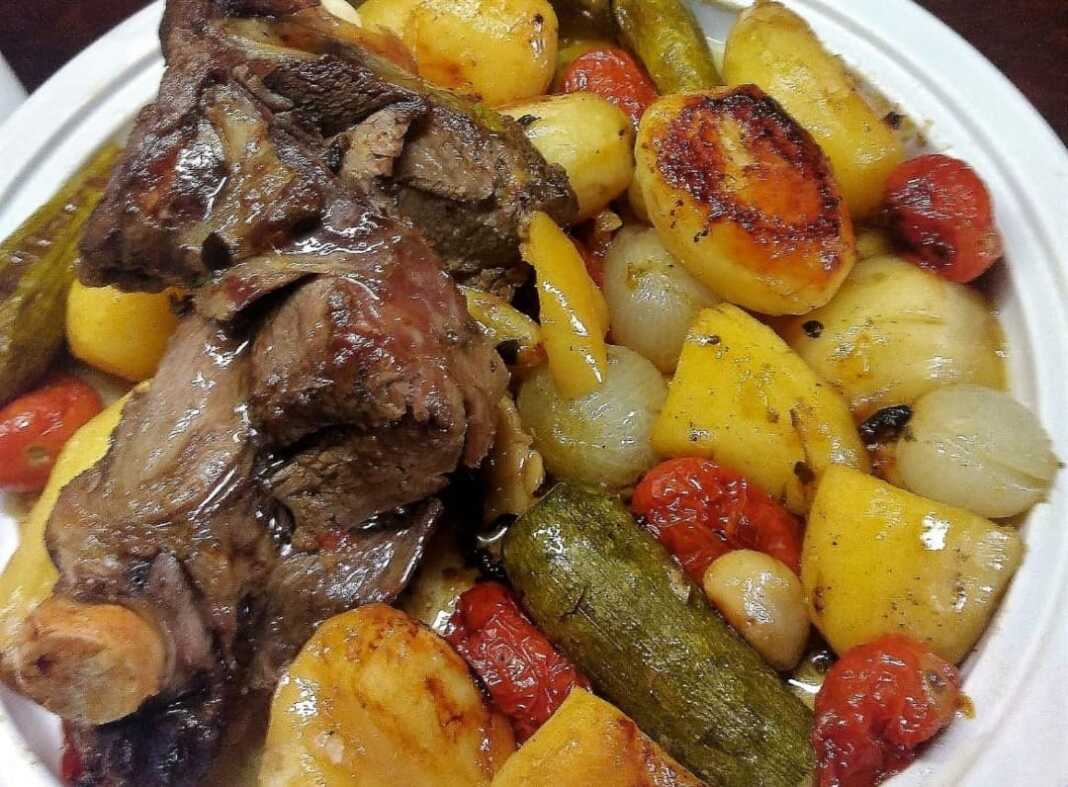 Προβατίνα με λαχανικά στη γάστρα