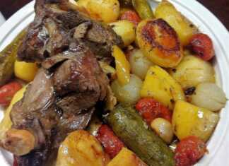 Προβατίνα κοκκινισμένη στη γάστρα με ολόκληρες πατάτες baby κολοκυθάκια και μυρωδικά