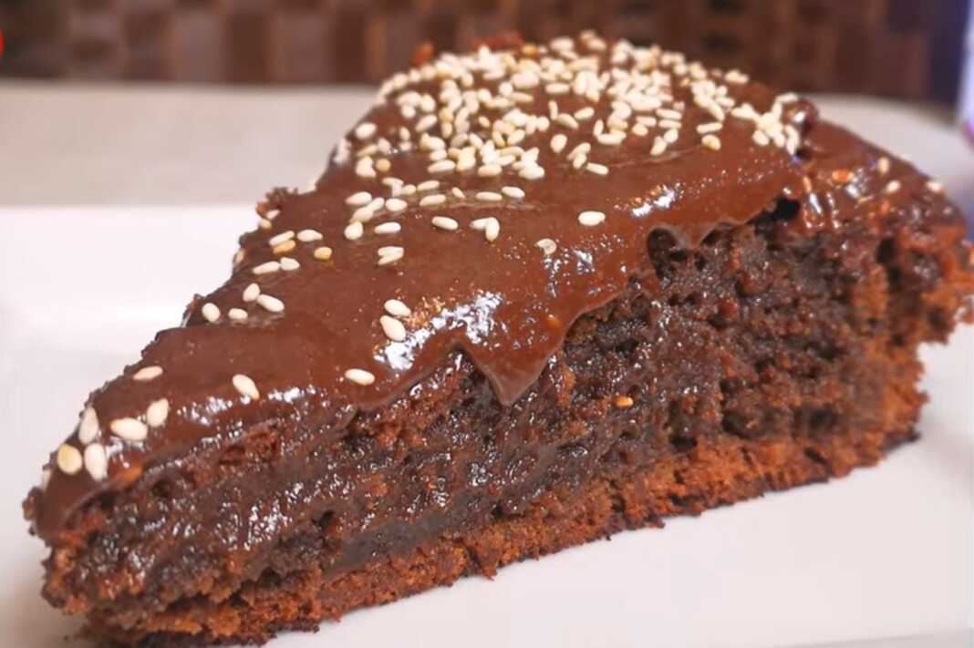 Ζουμερό σοκολατένιο αλάδωτο μπράουνις με επικάλυψη γλάσου ταχινιού και πασπαλισμένο καβουρδισμένο σουσάμι