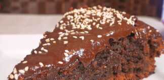 Ζουμερό σοκολατένιο αλάδωτο μπράουνις με επικάλυψη γλάσου ταχινιού και πασπαλισμένο καβουρδισμένο σουσάμι