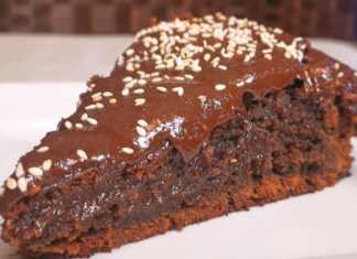 Ζουμερό σοκολατένιο αλάδωτο μπράουνις με επικάλυψη γλάσου ταχινιού και πασπαλισμένο καβουρδισμένο σουσάμι