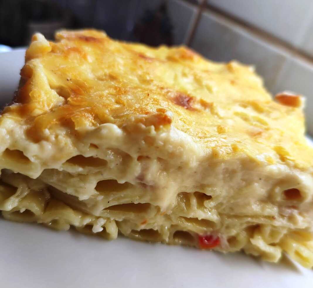 Κοντινό πλάνο σε ένα κομμάτι Σουφλέ Πέννες με Καπνιστή Γαλοπούλα, που αναδεικνύει τις πένες και τη γέμιση τυριών.