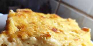 Κοντινό πλάνο σε ένα κομμάτι Σουφλέ Πέννες με Καπνιστή Γαλοπούλα, που αναδεικνύει τις πένες και τη γέμιση τυριών.