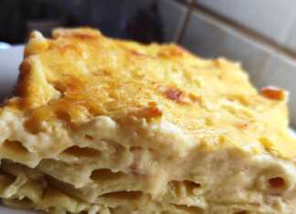 Κοντινό πλάνο σε ένα κομμάτι Σουφλέ Πέννες με Καπνιστή Γαλοπούλα, που αναδεικνύει τις πένες και τη γέμιση τυριών.