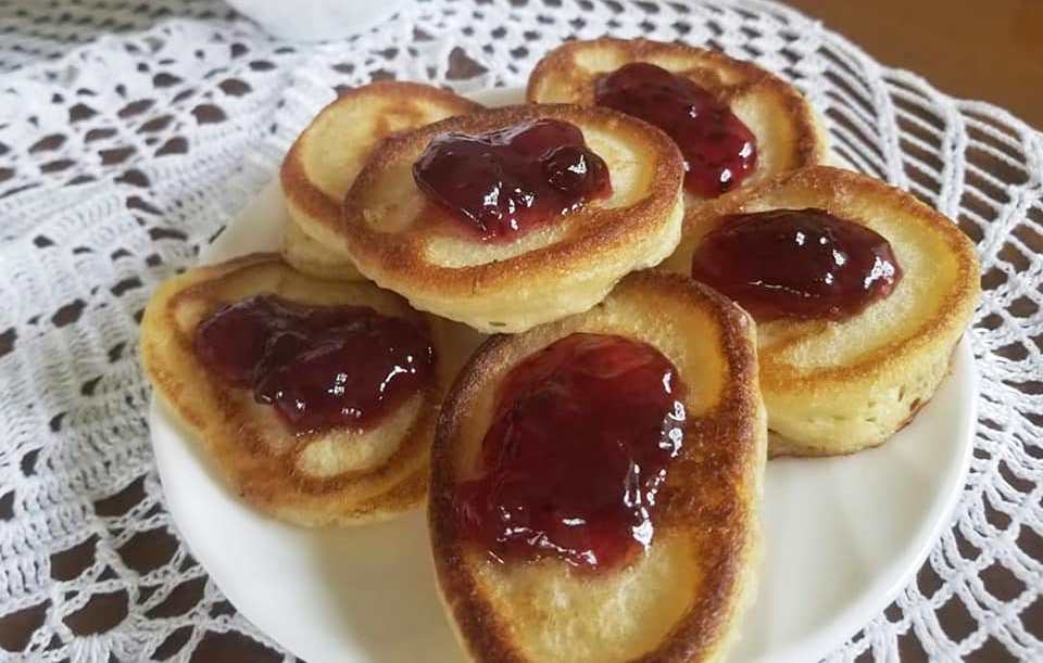 Στοίβα από **Τηγανίτες με Μήλα** με μέλι και κανέλα.