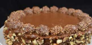 Η εντυπωσιακή Τούρτα Ferrero Rocher διακοσμημένη με σοκολατάκια.