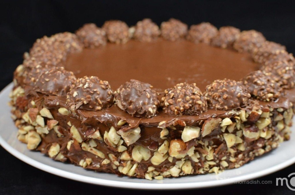torta ferrrero roche Η εντυπωσιακή Τούρτα Ferrero Rocher διακοσμημένη με σοκολατάκια.