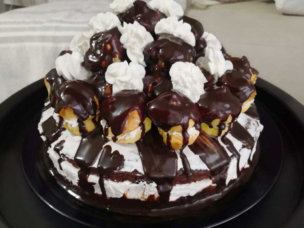 tortaProfiterol Εντυπωσιακή τούρτα προφιτερόλ με πλούσιο σοκολατένιο γλάσο, γεμισμένη με σουδάκια και σαντιγί.