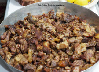 Χοιρινές τσιγαρίδες σε χάλκινη κατσαρόλα, ροδισμένες και τραγανές, μέσα στο λιωμένο λίπος τους.