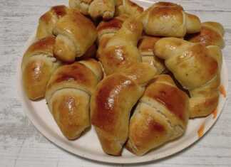 Τσουρέκια με μαρμελάδα μήλου