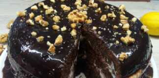 Βρασμένο κέικ σοκολάτας με κρέμα γάλακτος