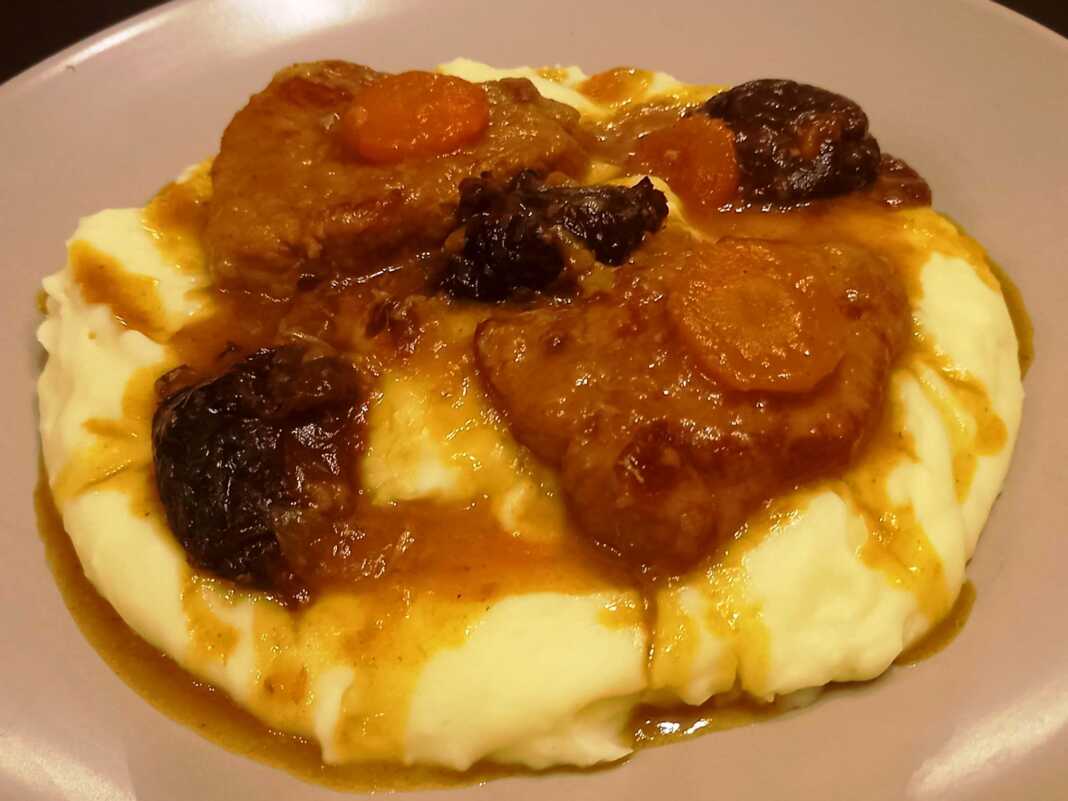 xoirinoDamaskina Χοιρινό με δαμάσκηνα στη κατσαρόλα