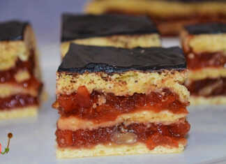 Κεικ με μαρμελάδα μήλο και ξηρούς καρπούς σε γλάσο σοκολάτας