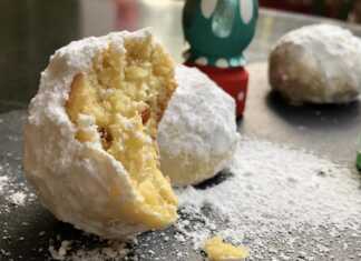 Κουραμπιέδες Θεσσαλονίκης πασπαλισμένοι με ζάχαρη άχνη, σε πιατέλα, έτοιμοι για σερβίρισμα.