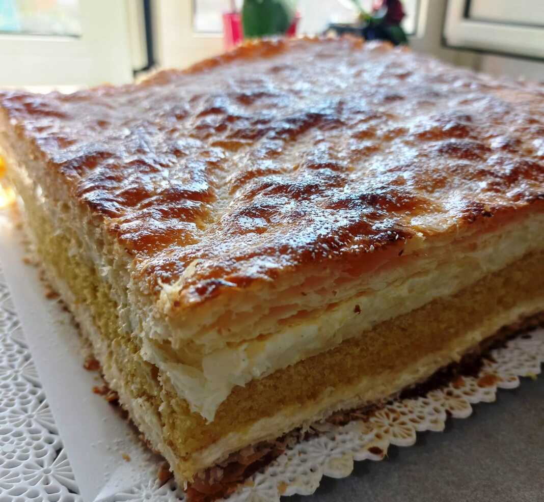 Γλυκό με σφολιάτα κρέμα παντεσπάνι