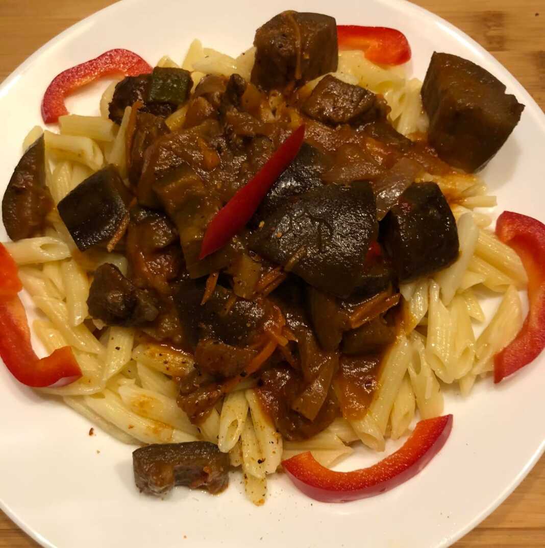 Μοσχαρίσιο κοκκινιστο με μελιτζάνα με ζυμαρικά