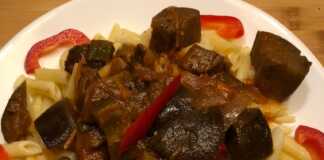 Μοσχαρίσιο κοκκινιστο με μελιτζάνα με ζυμαρικά