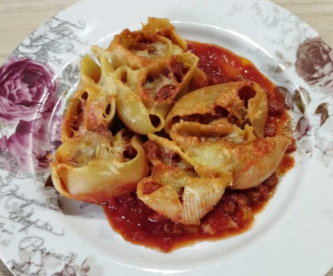 Κοχύλια γεμιστά με χοιρινό λουκάνικο και γραβιέρα