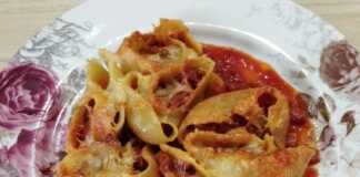 Κοχύλια γεμιστά με χοιρινό λουκάνικο και γραβιέρα