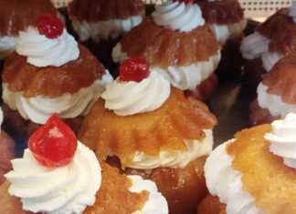 Ατομικοί μπαμπάδες καλά σιροπιασμένοι με πλούσια ροζέτα σαντιγί στην κορυφή και ένα κόκκινο κερασάκι γλασέ