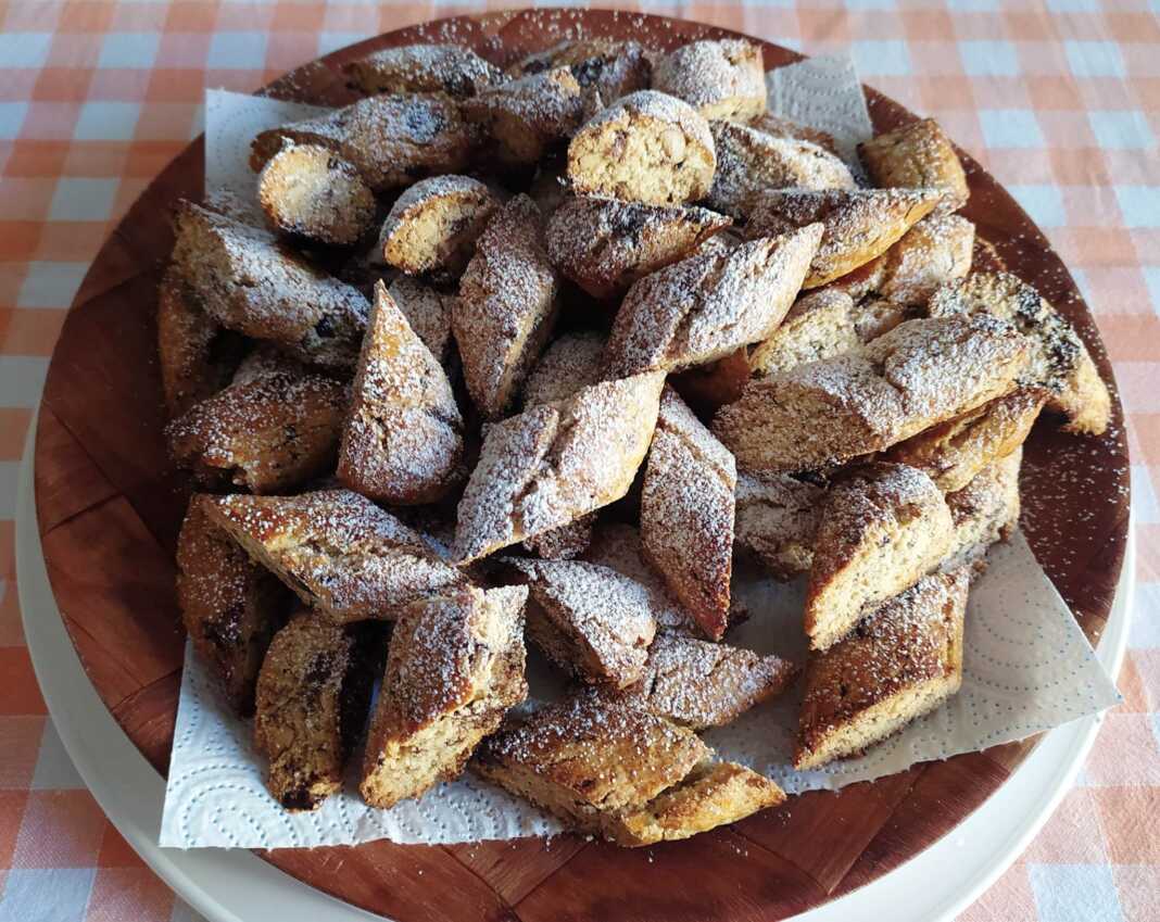 Μπισκοτάκια σοκολάτας, καρύδας και καβουρδισμένα αμύγδαλα