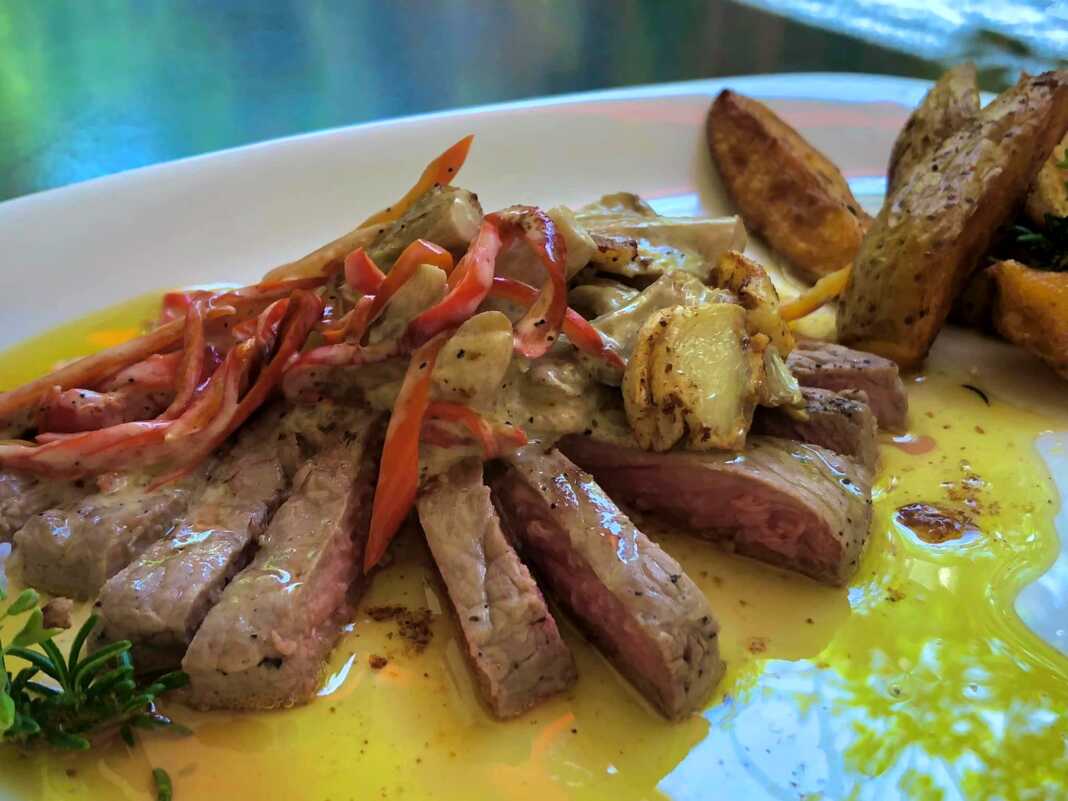 Μπριζόλα σε σάλτσα μανιταριών και πιπεριας