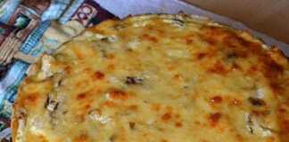 Ζουμερή πατατόπιτα με κοτόπουλο και μανιτάρια, ψημένη σε στρογγυλή φόρμα.