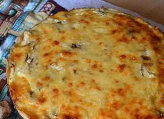 Ζουμερή πατατόπιτα με κοτόπουλο και μανιτάρια, ψημένη σε στρογγυλή φόρμα.