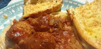 Ζυμαρικά με Χοιρινά κεφτεδάκια σε σάλτσα