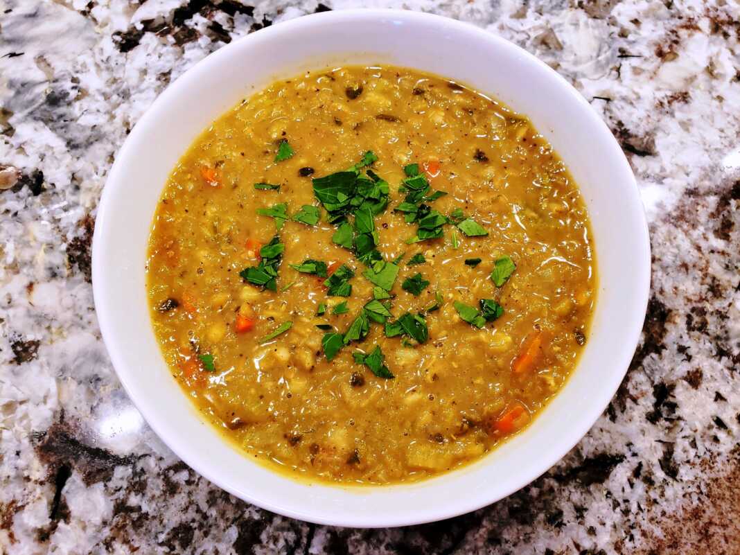 Ζεστή σούπα με φακές και κριθάρι