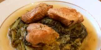 Ένα πιάτο με κοτόπουλο φρικασέ με μαρούλια, περιχυμένο με κρεμώδη σάλτσα αυγολέμονο.