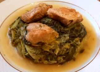 Ένα πιάτο με κοτόπουλο φρικασέ με μαρούλια, περιχυμένο με κρεμώδη σάλτσα αυγολέμονο.