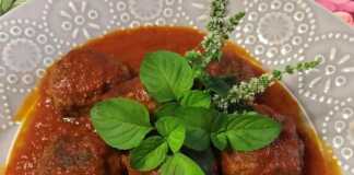 Κεφτεδάκια με τυρί σε κόκκινη σάλτσα