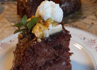 Ένα κομμάτι κέικ μπανάνας σοκολάτας χωρίς αυγά, περιχυμένο με λιωμένη σοκολάτα.