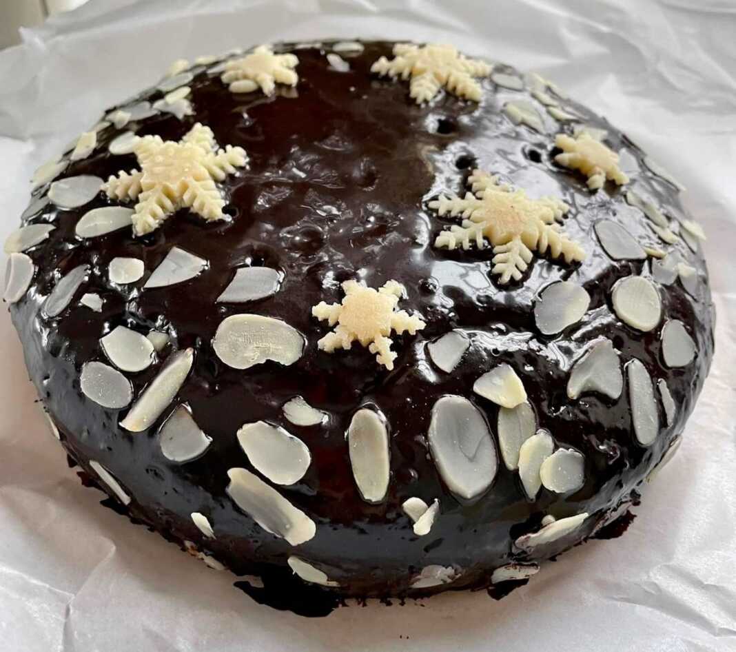 Ένα ολόκληρο κέικ σοκολάτας με σιμιγδάλι, μόλις έχει ψηθεί και είναι έτοιμο για γκανάζ.