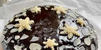 Ένα ολόκληρο κέικ σοκολάτας με σιμιγδάλι, μόλις έχει ψηθεί και είναι έτοιμο για γκανάζ.